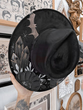 Black color shifting witchy hat (shifts hold, green and blue)