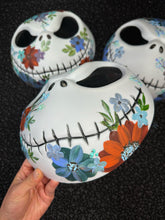 Mask (wear or decorate with it)