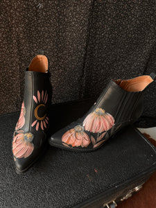 Witchy cowgirl boots size 8