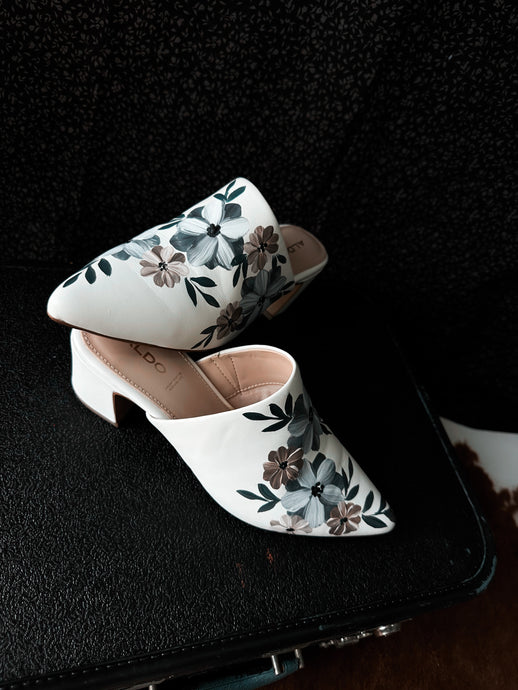 White fall florals- size 8.5