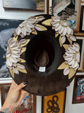 Underbrim cream florals