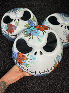 Mask (wear or decorate with it)