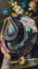 Color shifting, hocus-pocus themed hat
