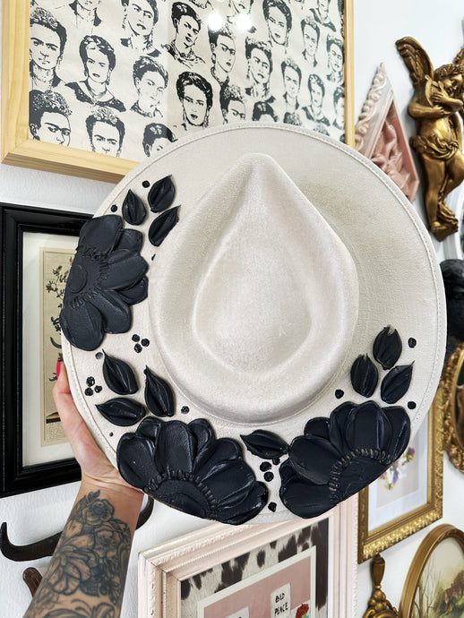 BLACK FRIDAY: Ivory with black minimalist hat