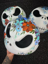 Mask (wear or decorate with it)