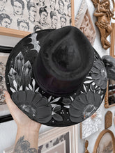 Black color shifting witchy hat (shifts hold, green and blue)
