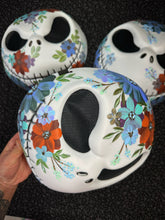 Mask (wear or decorate with it)
