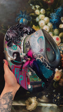 Color shifting, hocus-pocus themed hat