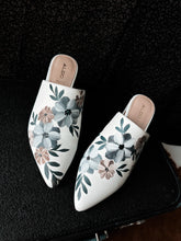 White fall florals- size 8.5