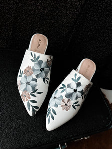 White fall florals- size 8.5