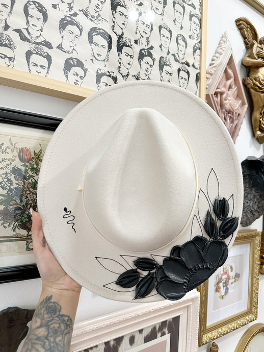 BLACK FRIDAY: Ivory hat with little snake