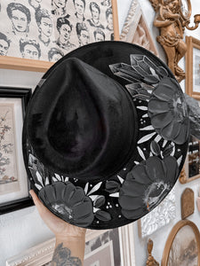 Black color shifting witchy hat (shifts hold, green and blue)