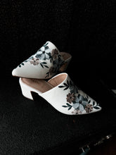 White fall florals- size 8.5