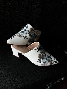 White fall florals- size 8.5