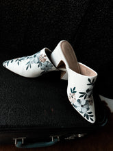 White fall florals- size 8.5