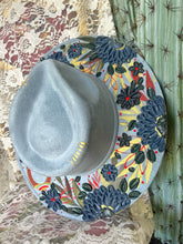 Top and bottom painted horseshoe