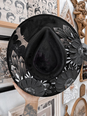 Black color shifting witchy hat (shifts hold, green and blue)