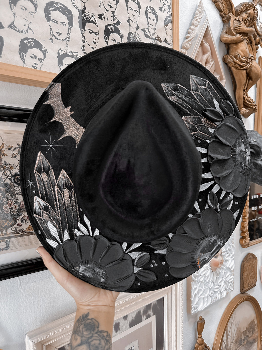Black color shifting witchy hat (shifts hold, green and blue)