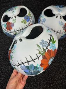 Mask (wear or decorate with it)