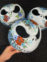 Mask (wear or decorate with it)