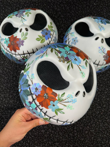 Mask (wear or decorate with it)