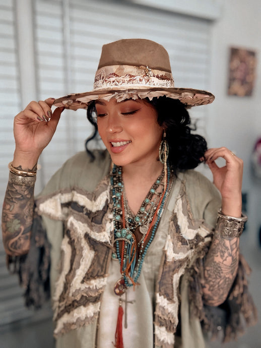Boho people inspired: Top and bottom decorated and painted vintage hat